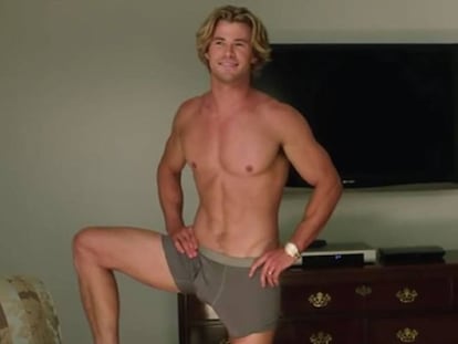 Chris Hemsworth posa tapado únicamente por unos boxer en una escena de la película 'Vacaciones' (2015).