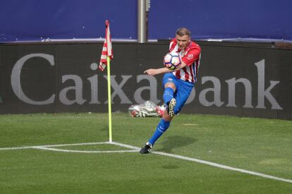 Pantic desde el córner donde todos los domingos le colocan un ramo de  en su memoria.