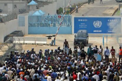 Una multitud leal al presidente marfileño protesta a la entrada del cuartel de Naciones Unidas en Abidjan, Costa de Marfil.