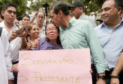 Pe&ntilde;a Nieto besa a una mujer en Taxco, Guerrero.