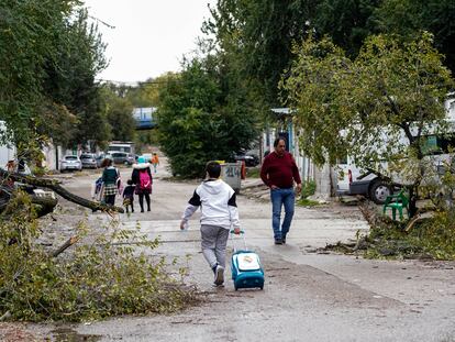 Un niño se dirige a su casa tras bajar del autobús en el sector seis de la Cañada Real.