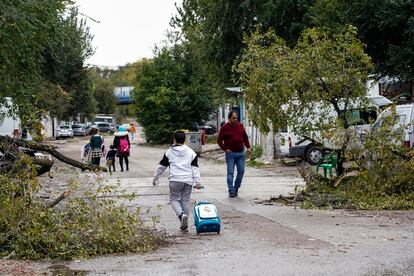 Un niño se dirige a su casa tras bajar del autobús en el sector seis de la Cañada Real.