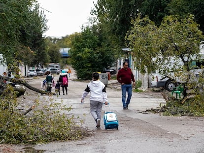 Un niño se dirige a su casa tras bajar del autobús en el sector seis de la Cañada Real.