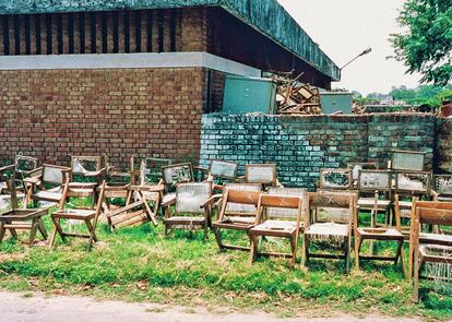 Durante años, centenares de sillas Chandigarh han languidecido amontonadas en almacenes institucionales, deterioradas por el tiempo y el uso; no todas las piezas de Pierre Jeanneret que vee en revistas de decoración roceden del mismo sitio.