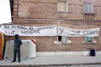 Esta vez los niños no terminarán el curso escolar en el mismo domicilio. "Queremos que nos den una vivienda social, pagar un alquiler como todo el mundo", dijo Asunción Fernández, que vivía con sus cinco hijos desde hace 14 años.