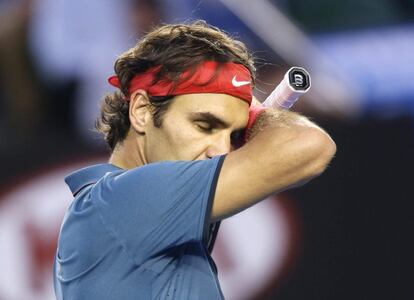 El tenista suizo Roger Federer reacciona tras la derrota ante el español Rafael Nadal en el partido de semifinales del Abierto de Australia de tenis que les enfrentó en Melbourne (Australia) 
