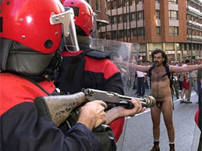 La Ertzaintza carga en Bilbao contra la marcha declarada ilegal por Garzón