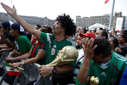 Fanáticos mexicanos en Ciudad de México reaccionan al segundo gol de Suecia en el Mundial de 2018.