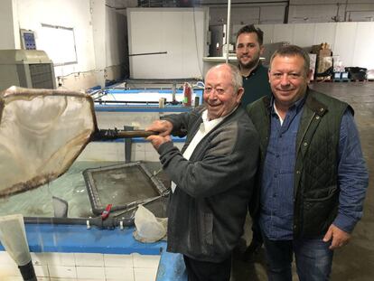 EL ABUELO FUNDADOR DE LA CASA, ENRIQUE BONET, JUNTO A SU HIJO Y SU NIETO / CAPEL