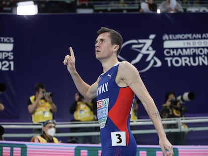 Jakob Ingebrigtsen celebra la victoria en el 1.500 en el Europeo de pista cubierta que se está celebrando en Torun.