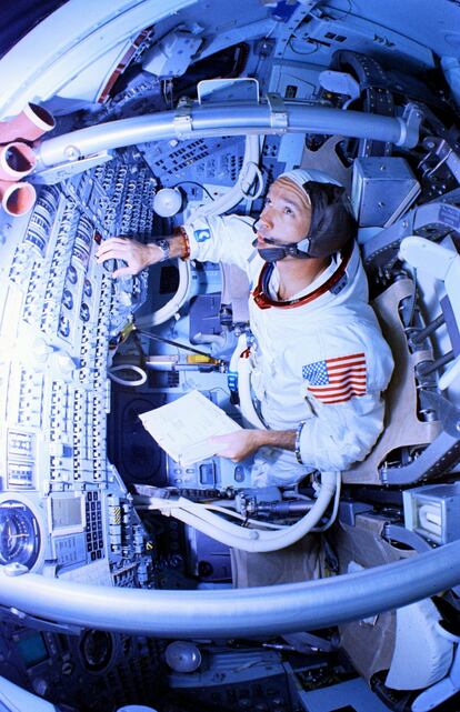 Collins, durante un entrenamiento del programa del Apolo 11 en Estados Unidos, en junio de 1969.