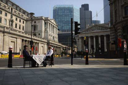 Los restaurantes londinenses, emblema de su cosmopolitismo, han sacado sus mesas a las calles por  el coronavirus.
