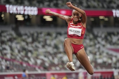 Ana Peleteiro compite en la final del triple salto en los Juegos Olímpicos de Verano 2020. La atleta consigue la medalla de bronce en atletismo, subiendo al podio con 14,87m y tras batir dos veces la plusmarca nacional.