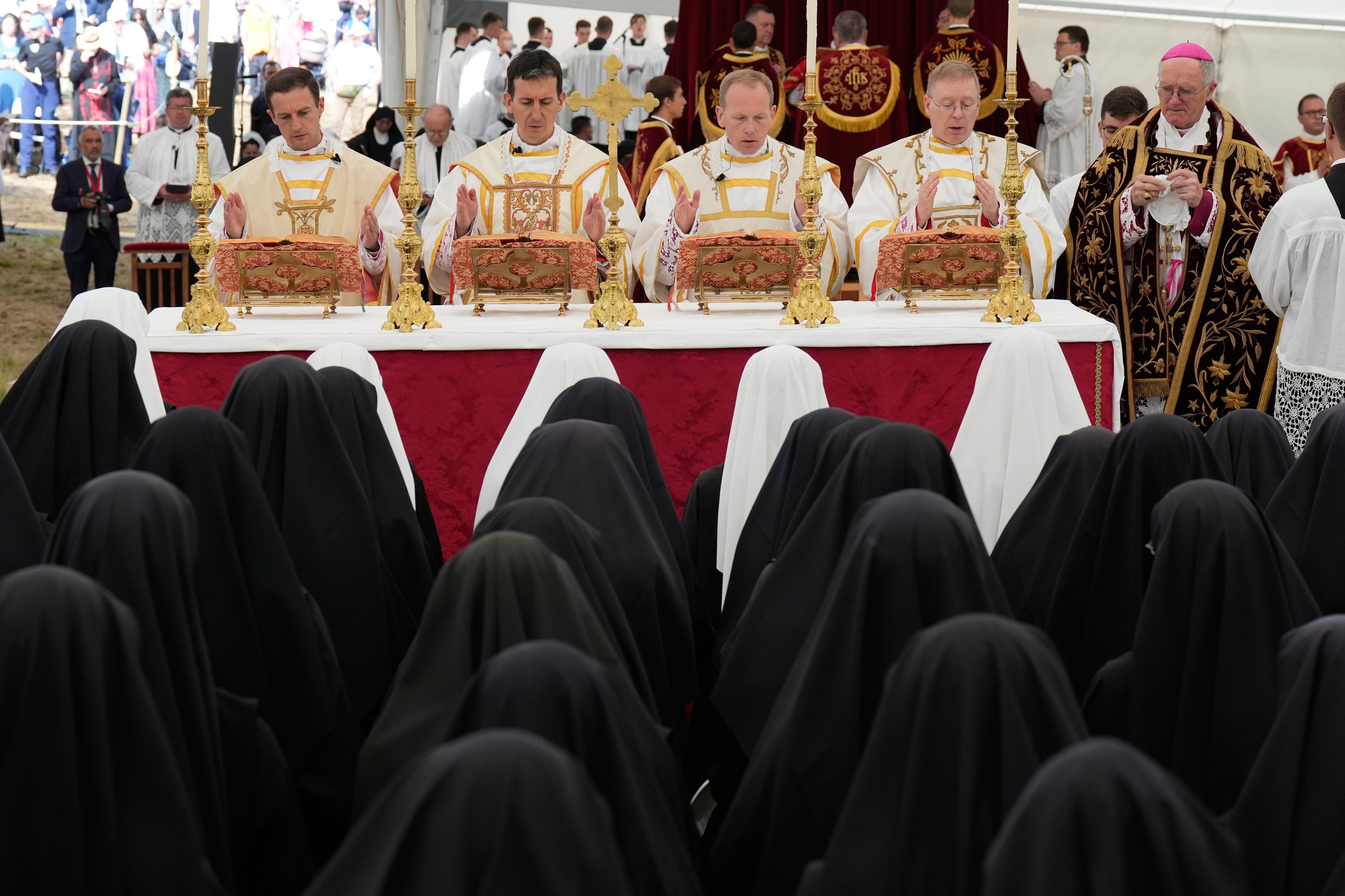Cisma en la Iglesia: los ‘lefebvrianos’ ordenan cuatro obispos sin permiso del Papa y caen en la excomunión automática