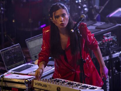 Javiera Mena durante su actuación en Madrid.