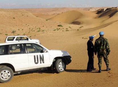 Dos miembros de la Misión de la ONU para el Sáhara Occidental, durante una  patrulla en la zona norte del territorio de la antigua colonia española, en enero de 2006.