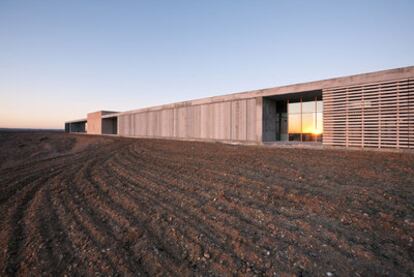 La nueva bodega, inaugurada el pasado día 12, de la Finca Montepedroso, en Rueda (Valladolid), del grupo Familia Martínez Bujanda, proyectada por Francisco Varela.