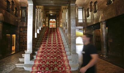 Escalera de acceso al primer piso del Palau Güell de Barcelona, que se podrá ver en una visita guiada por cuatro palacios de esta familia.