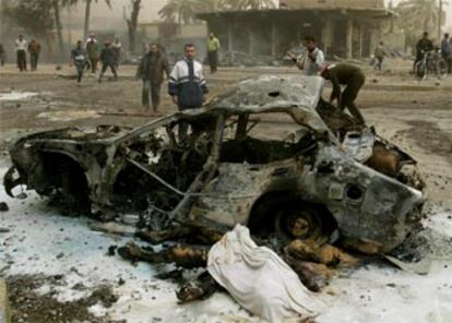 Imagen de una de las calles afectadas por el bombardeo. En primer término, un coche destrozado.