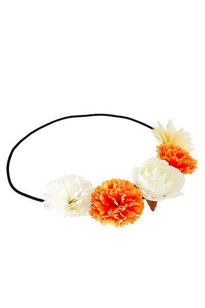 En ASOS hemos encontrado esta bonita cinta con claveles en tonos naranjas y blancos que cuesta 10,86 euros.