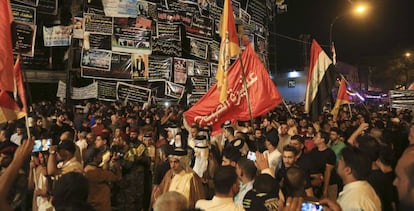 Dezenas de iraquianos marcham em Bagdá, protestando contra a insegurança no país.