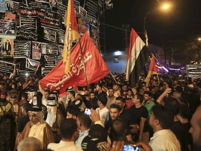 Dezenas de iraquianos marcham em Bagdá, protestando contra a insegurança no país.