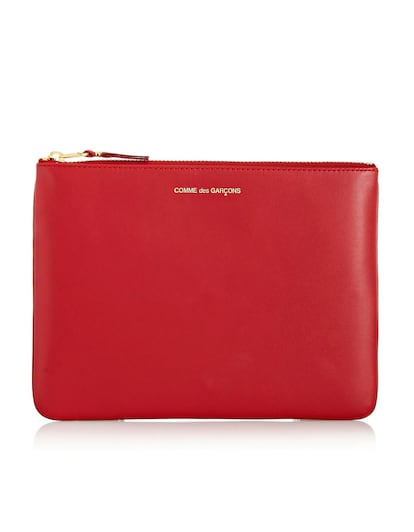 'Pouch' de piel en color rojo. Lo firma Comme des Garçons (90 euros).