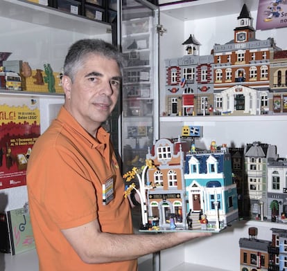 El coleccionista Miguel Pulido, junto a una de las vitrinas de su casa, donde él y su esposa acumulan cientos de construcciones de Lego desde hace años.