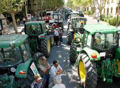 Los agricultores protestaron ayer con sus tractores en Jaén por la diferencia de los precios que cobran por los productos agrícolas y los de venta en el mercado.