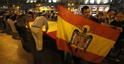 Un home amb una bandera anticonstitucional a la manifestació d'aquest diumenge a Madrid per la unitat d'Espanya.