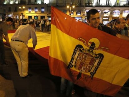 Un home amb una bandera anticonstitucional a la manifestació d'aquest diumenge a Madrid per la unitat d'Espanya.