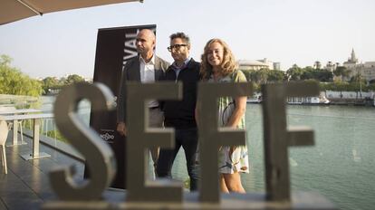 El concejal de Cultura, Antonio Muñoz, el director del Festival de Cine de Sevilla (SEFF), José Luis Cienfuegos, y la directora de Cultura, Isabel Ojeda.