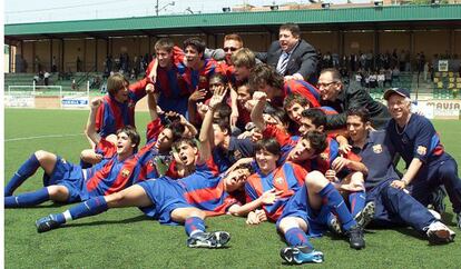 El cadete del Bar&ccedil;a que gan&oacute; la Copa de Catalu&ntilde;a 2003,
 con Messi al frente. A su espalda, con la boca abierta, Cesc, y arriba, junto al &uacute;nico que lleva gafas negras, Piqu&eacute;.