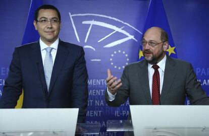 El primer ministro rumano Victor Ponta  durante la rueda de prensa que ha ofrecido junto al presidente del Parlamento Europeo, Martin Schulz.