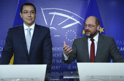 El primer ministro rumano Victor Ponta durante la rueda de prensa que ha ofrecido junto al presidente del Parlamento Europeo, Martin Schulz.