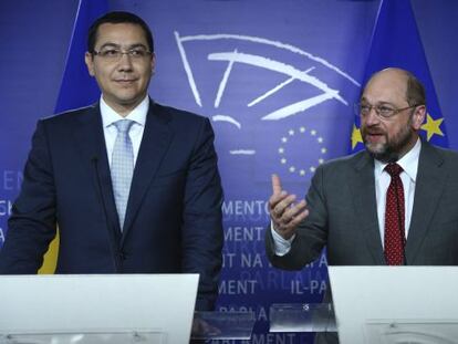 El primer ministro rumano Victor Ponta  durante la rueda de prensa que ha ofrecido junto al presidente del Parlamento Europeo, Martin Schulz.