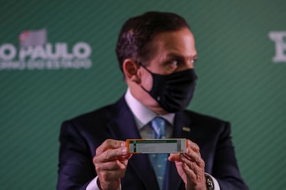 O governador de São Paulo, João Doria, segura uma caixa da CoronaVac durante uma coletiva de imprensa, em 7 de janeiro.