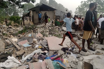 Un niño salta entre las ruinas de su barrio, recién demolido, en Port Harcourt, Nigeria, el 29 de enero de 2022.