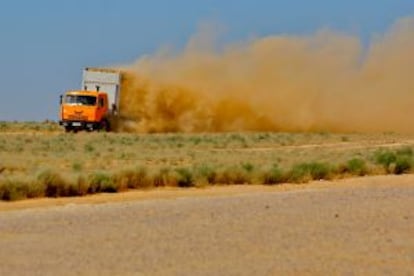 Un camión envuelto en una nube de polvo en el recorrido entre Aktau y Beyneu, en Kazajistán.