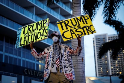 Un seguidor de Biden con pancartas contra Trump en Miami.