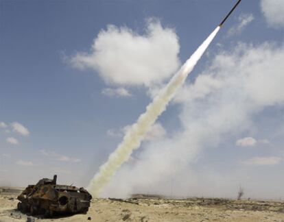 Los rebeldes disparan un cohete contra las tropas de Gadafi situadas ayer en las afueras de Ajdabiya.