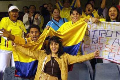 Aficionados ecuatorianos durante el encuentro de ayer en el Miniestadi.