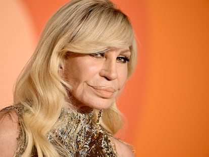 Donatella Versace en la fiesta posterior a la gala de los Oscar de 2025.