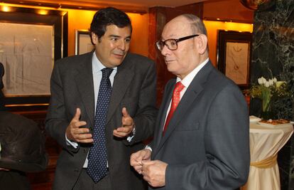 El director general de Cerveceros de España, Jacobo Olalla, y el presidente de Inverco, Mariano Rabadán