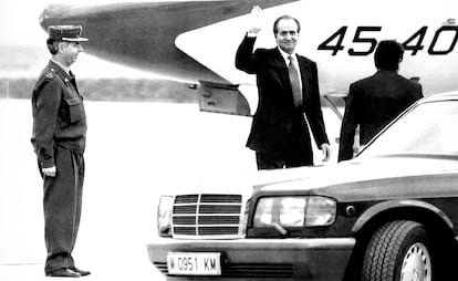 El rey Juan Carlos I.  en el aeropuerto de Pamplona en el año 1993.