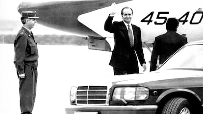 El rey Juan Carlos I. en el aeropuerto de Pamplona en el año 1993.