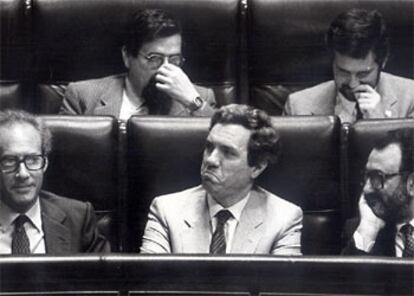 Miguel Boyer y José Barrionuevo comparten escaño en el Congreso de los Diputados.