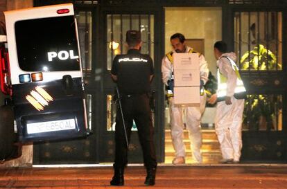 Policías, durante el registro, el pasado jueves de un piso de Madrid donde fueron agredidas dos menores.