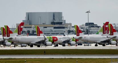 Aviones de la aerolínea TAP aparcados en el aeropuerto de Lisboa.