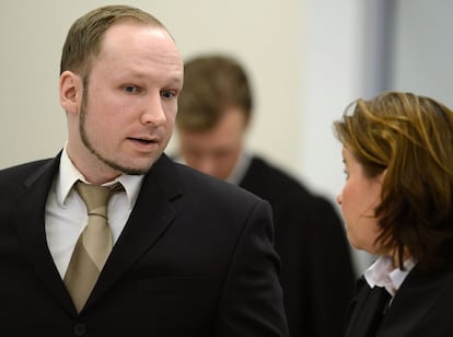 Anders Behring Breivik conversando con su abogada,Vibeke Hein Baera